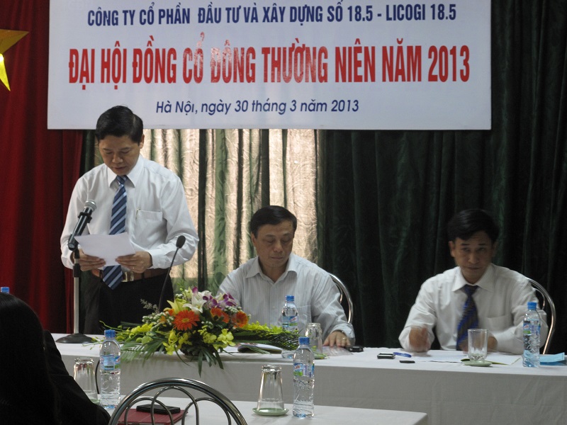 Giám đốc Công ty đọc báo cáo kết quả HĐKD năm 2012