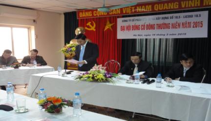 Đ/c Trần Quang Miến -Ủy viên HĐQT, Giám đốc Công ty đọc báo cáo kết quả SXKD tại Đại hội